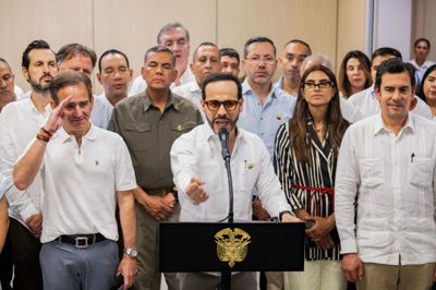 Abelardo de la Espriella (i midten) har været præsident i Colombia siden august. Fredag har han overværet udleveringen af Geovany Andrés Rojas, der har tilnavnet »Edderkoppen«, til USA