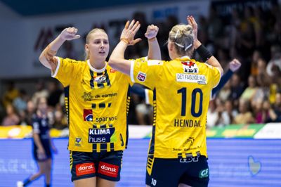 Laura Borg og Kathrine Heindahl spiller til daglig sammen i Ikast. Her jubler de i en kamp mod Odense.