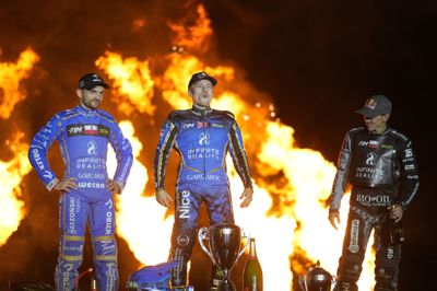 Robert Lambert (i midten) vandt det næstsidste grandprix i Vojens, hvor billedet her er fra. Den forsvarende verdensmester, Bartosz Zmarzlik, er kun ét point bag englænderen i den samlede stilling.