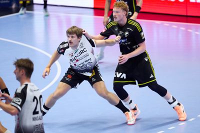 Gustav Østergaard spillede for første gang i mange år en betydende håndboldkamp i hjembyen Silkeborg. Faktisk var det hans første ligakamp nogensinde.