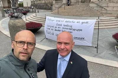 Folketingets formand Søren Gade (V) tog mod Jeppe Gram Jeppesen, da pedellen fra Vildbjerg demonstrerede foran hovedtrappen op til Christiansborg. Nu har Johanne Kristine og Jeppe Gram Jeppesen sat en indsamling af underskrifter mod gødskningsloven L5 i gang.