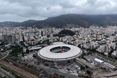 Det legendariske fodboldstadion Maracanã skal for første gang danne ramme om en NFL-kamp. Før opgøret har græsset været et stort samtaleemne i Brasilien og USA.
