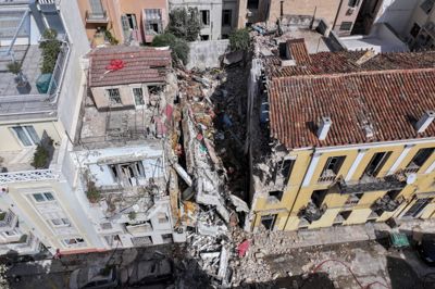 En gaslækage menes at have forårsaget en eksplosion i en bygning i nærheden af Akropolis i Athen.