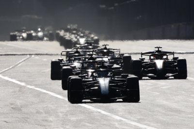 George Russell startede forrest og vandt trods tungt pres fra Max Verstappen Formel 1-grandprixet i Baku.