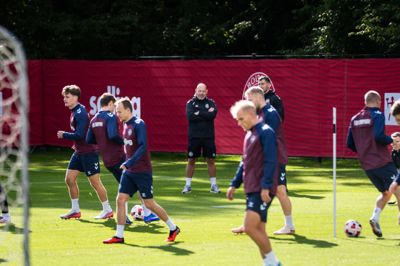 Landstræner Brian Riemer forberedte lørdag sit hold på kampen mod Wales i Parken søndag.