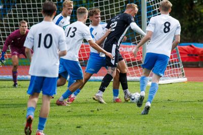Stoholm pakkede tæt omkring Sparkærs Kasper Møller i denne situation, men kunne ikke forhindre ham i at score et enkelt mål.