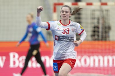 Fløjspilleren Emma Friis var sikkerheden selv på sine straffekast mod Rumænien. Søndag venter Norge.