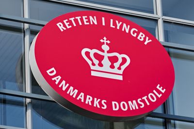 Fire mænd blev lørdag eftermiddag fremstillet under stort politiopbud i grundlovsforhør ved Retten i Lyngby. Det skriver Ekstra Bladet.