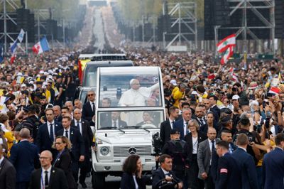 Pave Leo vinker fra sin »pavemobil« på Champs-Élysées i Paris, hvor hundredtusinder var samlet lørdag.