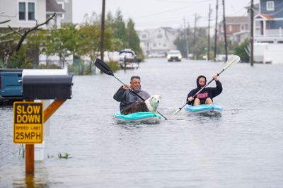 Stormen »Nor'easter« er på vej ind over den nordøstlige del af USA. Nogle områder er allerede ramt af oversvømmelser og strømafbrydelser. På billedet ses borgere i New Jersey, der ror i kajak gennem gaderne.