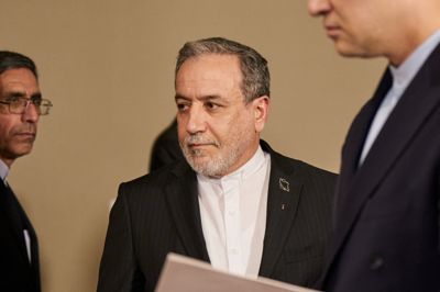 Irans udenrigsminister, Abbas Araqchi, har noteret sig Donald Trumps afvisning af en iransk plan for en genåbning af Hormuzstrædet. Iran afventer dog et endeligt svar fra amerikanske mæglere, siger han.