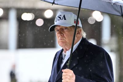 Den amerikanske præsident, Donald Trump, går mod Det Hvide Hus, efter at han er landet med helikopteren Marine One i Washington D.C. lørdag.