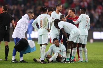 Kylian Mbappe kunne ikke spille videre, efter at han fredag havde scoret Frankrigs sejrsmål i en 1-0-sejr over Tyrkiet i Nations League. Real Madrid oplyser, at angriberen har lavet en overstrækning af ledkapslen i venstre knæ.