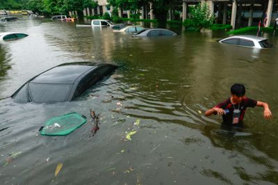 Det var svært at komme gennem gaderne i Thailands hovedstad, Bangkok, lørdag, hvor enorme vandmasser gjorde, at myndighederne har erklæret byen for et katastrofeområde.