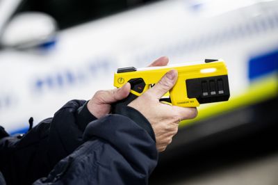 I 2024 blev forsøget med strømpistoler præsenteret på Politigården. Betjente fremviste en pistol af typen Taser 10 fra producenten Axon.