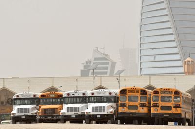 Forældre til elever i Saudi-Arabiens hovedstad, Riyadh, har fået at vide, at deres børn vil blive fjernundervist i den kommende uge. Billedet viser skolebusser holde stille i 2020 under coronapandemien, hvor skolerne også var lukket i Riyadh.