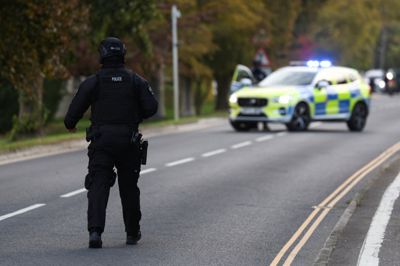 Politiet har afspærret en vej i nærheden af flybasen Fairford i Gloucestershire, efter at flere mænd er blevet anholdt.