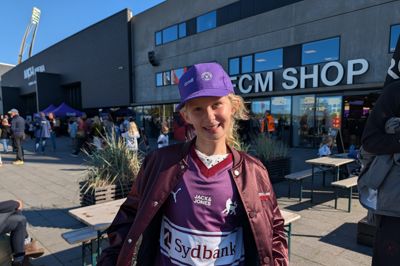 Ellie Grønborg på 10 år har lige købt trøjen i FCM Shoppen med sin familie: Den er bare mega-flot. Det er en frisk farve. Jeg kan godt lide den. <br/>Adspurgt til ulveikonet i stedet for klublogoet: Det gør ikke noget. Det ser flottere ud.