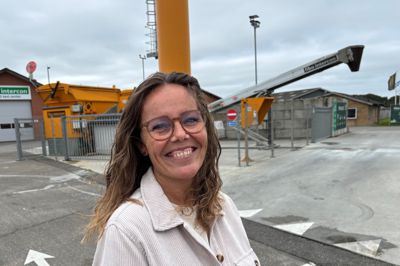 Fibo Intercons marketingkoordinator Camilla Frost foran betonautomaten, der i de gode uger sælger 20-21 portioner beton eller mørtel til lokale håndværkere og private.