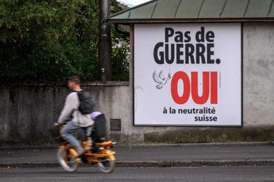 »Ikke krig. Ja til schweizisk neutralitet«, står der på en valgplakat op til et valg om, hvordan neutralitet i Schweiz skal fortolkes.