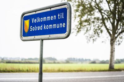 Natten til søndag endte en personbil i en villa i Solrød. Det er uvist, hvad der gik forud for påkørslen.