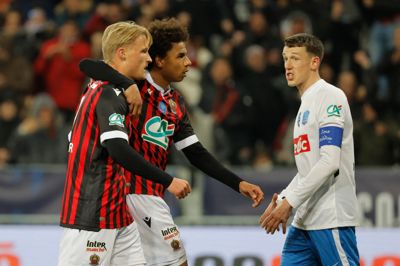 Maël de Gevigney (th.) var anfører for det Versailles-hold, der i 2022 sensationelt nåede semifinalen i den franske pokalturneringen. Her blev Kasper Dolberg (tv.) og Nice endestationen.