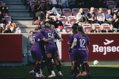 FC Midtjyllands kvinder jubler efter 2-0-scoringen mod FC København. Fra venstre er det Ida-Sofie Rathe, målscorer Mathilde Kaihøj, Sanne Troelsgaard, assistmager Maria Herdel, Signe Baattrup, Phiona Nabbumba og Rikke Dybdahl.
