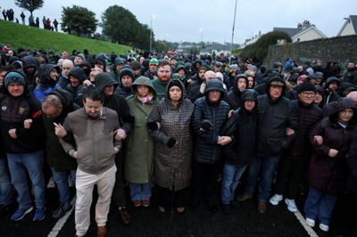 Garvaghy Road i Portadown er søndag blokeret af over 1000 demonstranter, der ikke vil lade en protestantisk march gå gennem området.