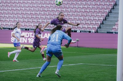Mathilde Kaihøj angriber en af flere indbydende indlægsbolde, men får dog ikke scoret i denne situation. Den 20-årige topscorer tegnede sig dog for en scoring og fik en anden annulleret for en tvivlsom offside.