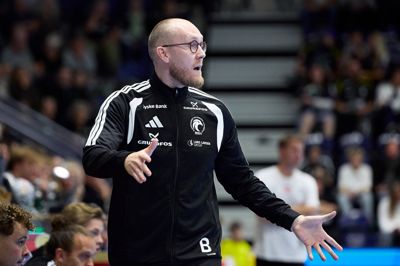 Dennis Bo Jensen lagde ud med at tabe de første to ligakampe, men siden har klubben hentet syv point i fem ligakampe og sikret videre avancement i pokalen.