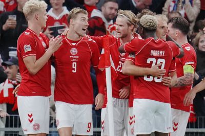 De danske scoringer faldt efter pausen. Her jubler danskerne over åbningsmålet, hvor Rasmus Højlund pressede en waliser til at sende kuglen i eget net.