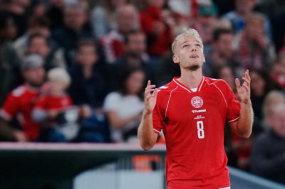 Gustav Isaksen takker de højere magter efter sin scoring til 2-0 mod Wales.