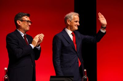 Storbritanniens premierminister, Andy Burnham (til venstre), og Norges statsminister, Jonas Gahr Støre (til højre), på scenen for en partikonference for Burnhams parti Labour Party.