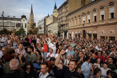 Serbiens præsident, Aleksandar Vucic, har været presset af vedvarende protester og demonstrationer i de seneste to år. Søndag har han meddelt sin afgang. Her fejrer demonstranter i storbyen Novi Sad 10. september, at Vucic dagen inden havde opløst parlamentet.