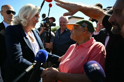 Præsidentkandidaten for det franske højrefløjsparti National Samling, Marine Le Pen, hilser på vælgere i byen Pomas i det sydvestlige Frankrig tidligere på måneden. Præsidentvalget skal efter planen finde sted i april næste år, hvor Emmanuel Macrons embedsperiode udløber.
