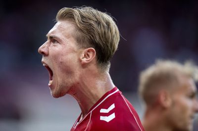 Rasmus Højlund jublede og blev annonceret som målscorer til 1-0 i Parken. Men dommeren har noteret det som et selvmål af Ben Davies.