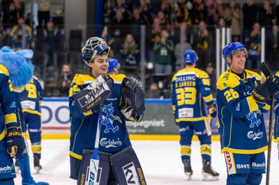 Humøret var højt i Blue Fox-lejren efter storsejren over Frederikshavn. Her er det Janis Fecers og Emil Kristensen, der hilser på fansene.