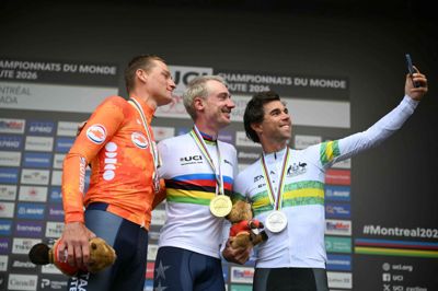Brandon McNulty poserer på sejrspodiet mellem bronzevinder Mathieu van der Poel og sølvvinderen Michael Matthews.
