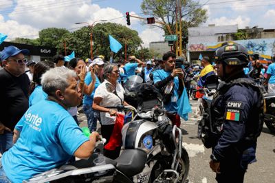 Valencia i Venezuela er en af de byer, hvor der søndag var demonstranter på gaden. Til demonstrerede til støtte for oppositionslederen Maria Corina Machado, som er i eksil i Panama.