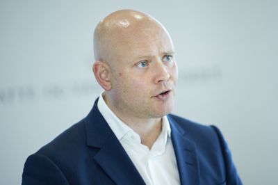 Skatteminister Jakob Engel-Schmidt (M) vil afskaffe mellemskatten og give 619.000 danskere en skattelettelse.