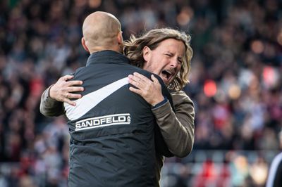 Bo Henriksen jubler over en scoring på MCH Arena i april 2022 med sin assistenttræner Kristian Bach Bak. På det tidspunkt havde de to prøvet på at få hinanden fyret nogle måneder forinden.