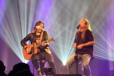 Guitarist Søren Andersen og rocksanger Jesper Binzer var en af aftenens vilde indslag.