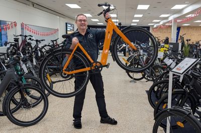 Indehaver John Pedersen introducerer nu eget cykelmærke på det danske marked hos Cykelcenter Midtjylland.