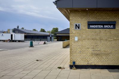 Ifølge sigtelse planlagde tre drenge at dræbe og såre flere personer på Hadsten Skole. De har siddet varetægtsfængslet i sagen siden begyndelsen af august. De nægter sig skyldige.