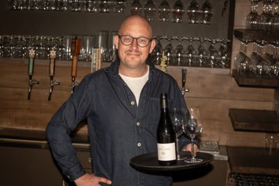 Simon Falster bliver den nye cafémanager på Café Greenhouse ved Silkeborg Golfklub. Her vil han skabe et nyt madunivers, der også skal trække folk til, som ikke spiller golf.