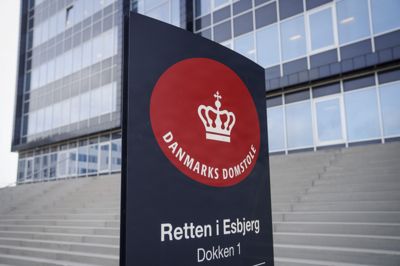 Et nævningeting i Retten i Esbjerg har kendt en 56-årig mand skyldig i drabet på sin 71-årige stedmor sidste år.