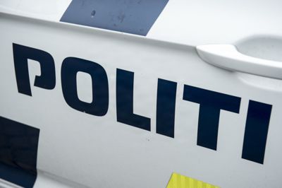 Østjyllands Politi har undersøgt område ved skov i Risskov med hunde og sikret spor, efter at en ung kvinde søndag aften blev overfaldet.