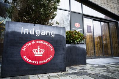Den drabsdømte flugtfange Phillip Denié Dahl Petersen er i Retten på Frederiksberg mandag. Her tilstår en mand blandt andet at have modtaget narko i et hus, mens Phillip Denié Dahl Petersen var til stede.