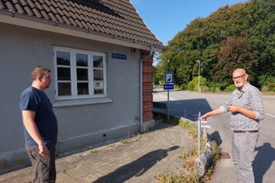 Hans Trøstrup Madsen og til højre Niels Hermansen håber, at Herning Kommune vil gøre noget for, at deres landsby Tanderupkær ikke bliver belastet af endnu mere tung trafik.