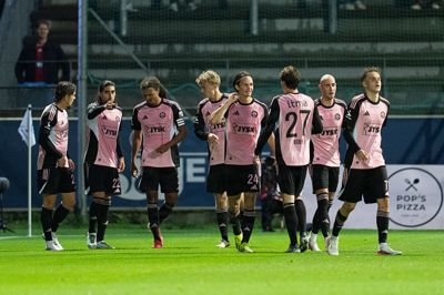 De tre faste midterforsvarer i SIF er Robin Østrøm, Alexander Priesborg og William Møller. De her her midt i billedet i kampen mod Lyngby.